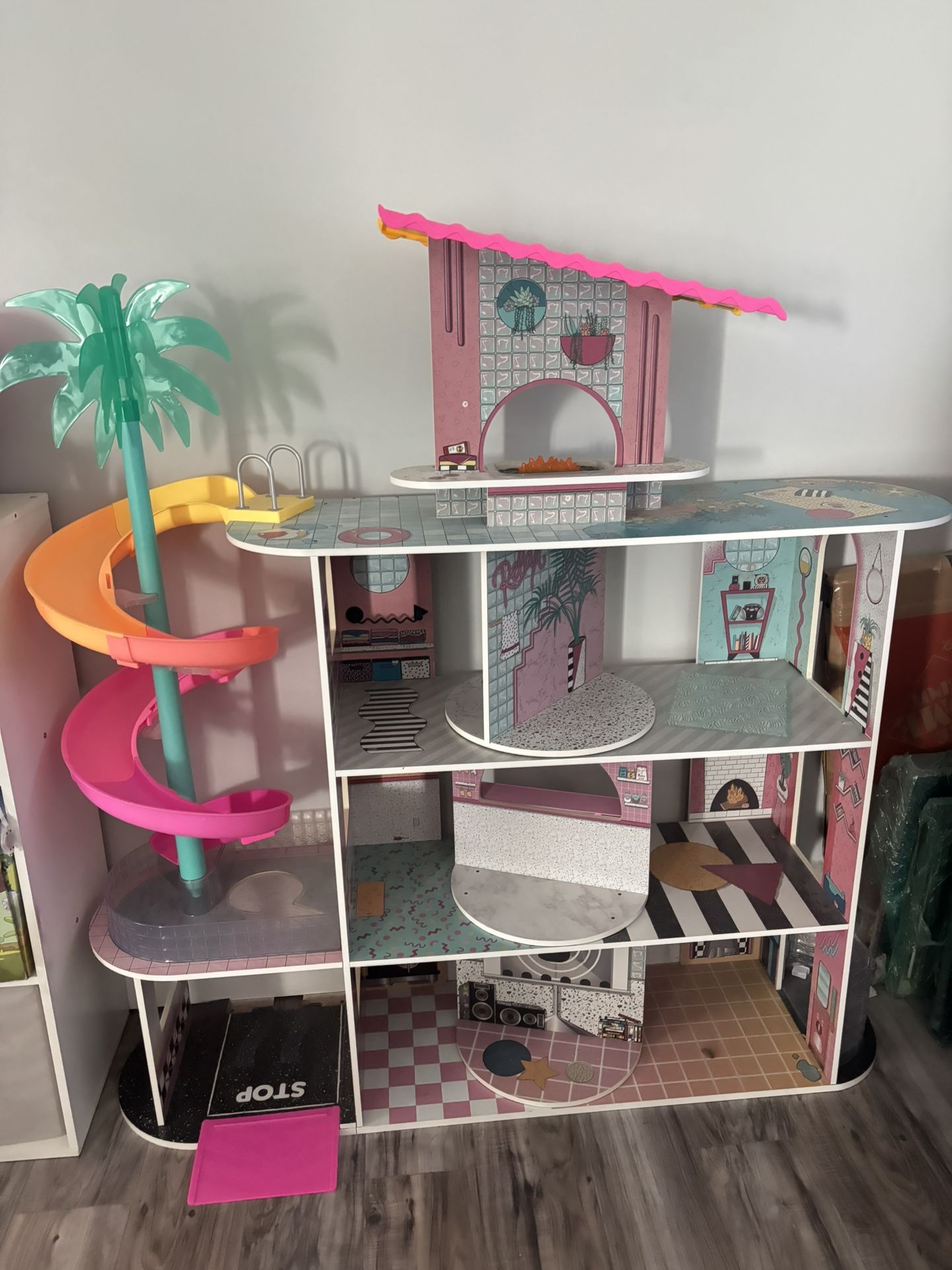 LOL Surprise OMG Fashion House Playset