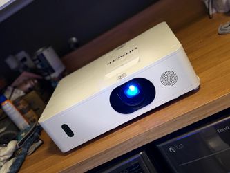 Hitachi 5000 lumens hdmi video projector