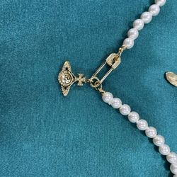 Vivienne Westwood Lucrece pearl necklace in Gold
