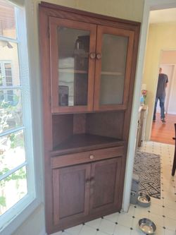 Solid Wood Corner Hutch / Display Cabinet – Great Condition