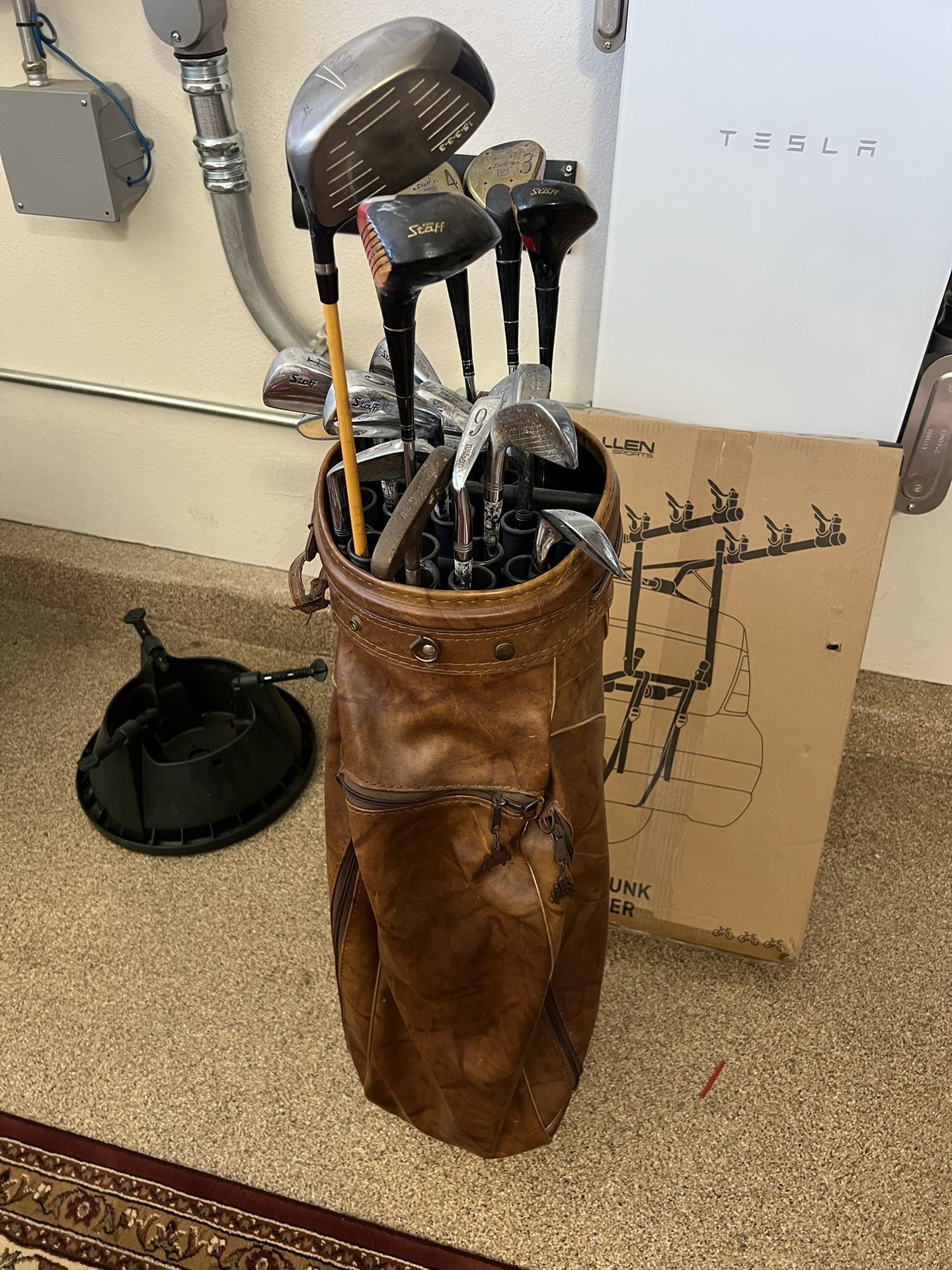 WILSON GOLF CLUBS AND BAG - Vintage