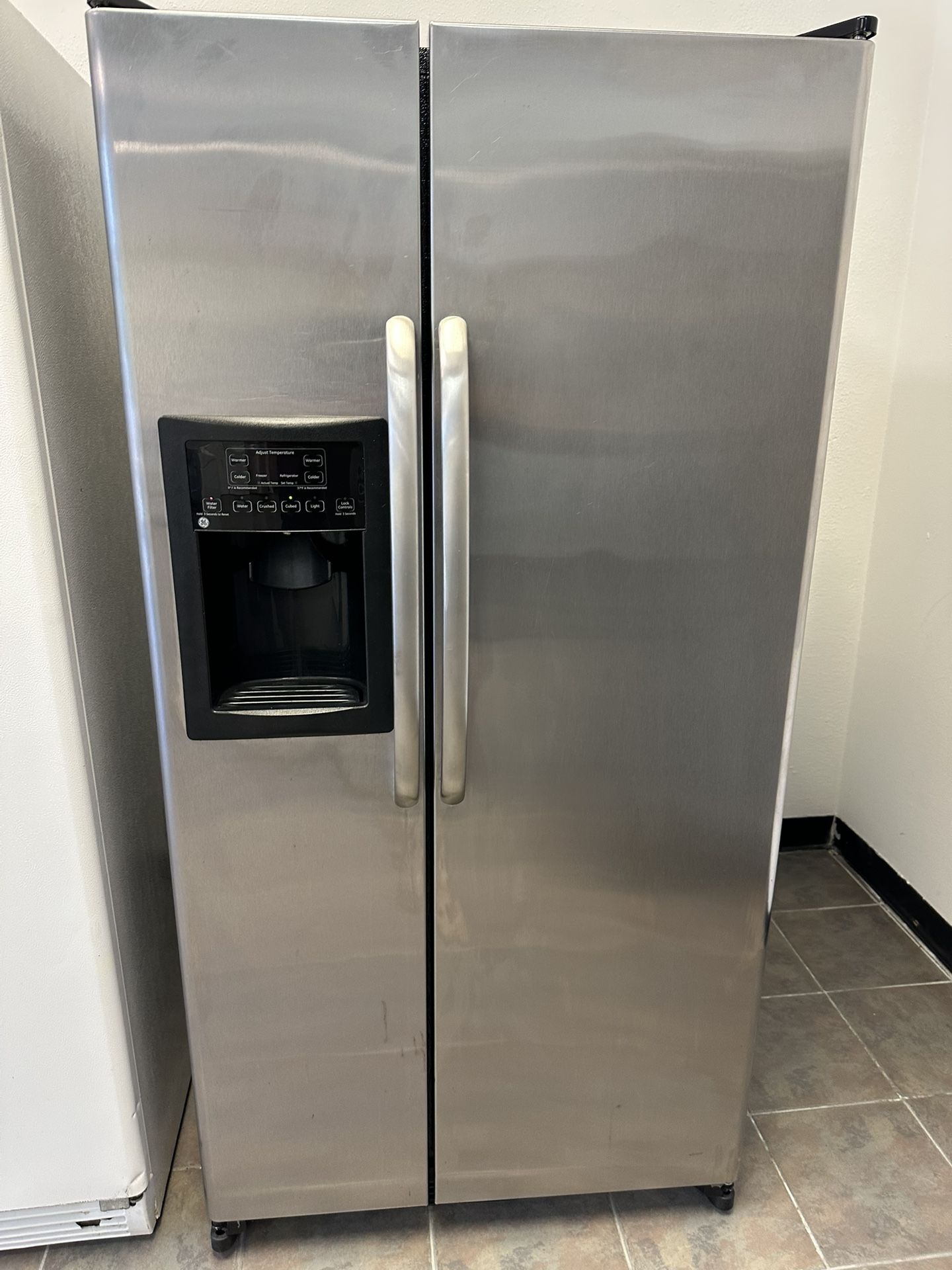 GE 33 Inches Wide Side Haya Side Refrigerator
