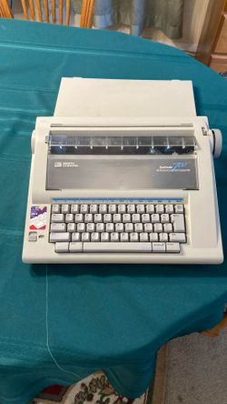 Máquina De Escribir Antigua Si Trabaja  Tiene Poco Uso . Es Eléctrica 