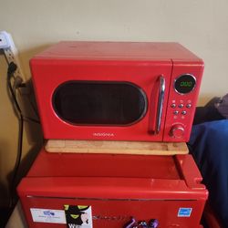 Microwave Retro Red