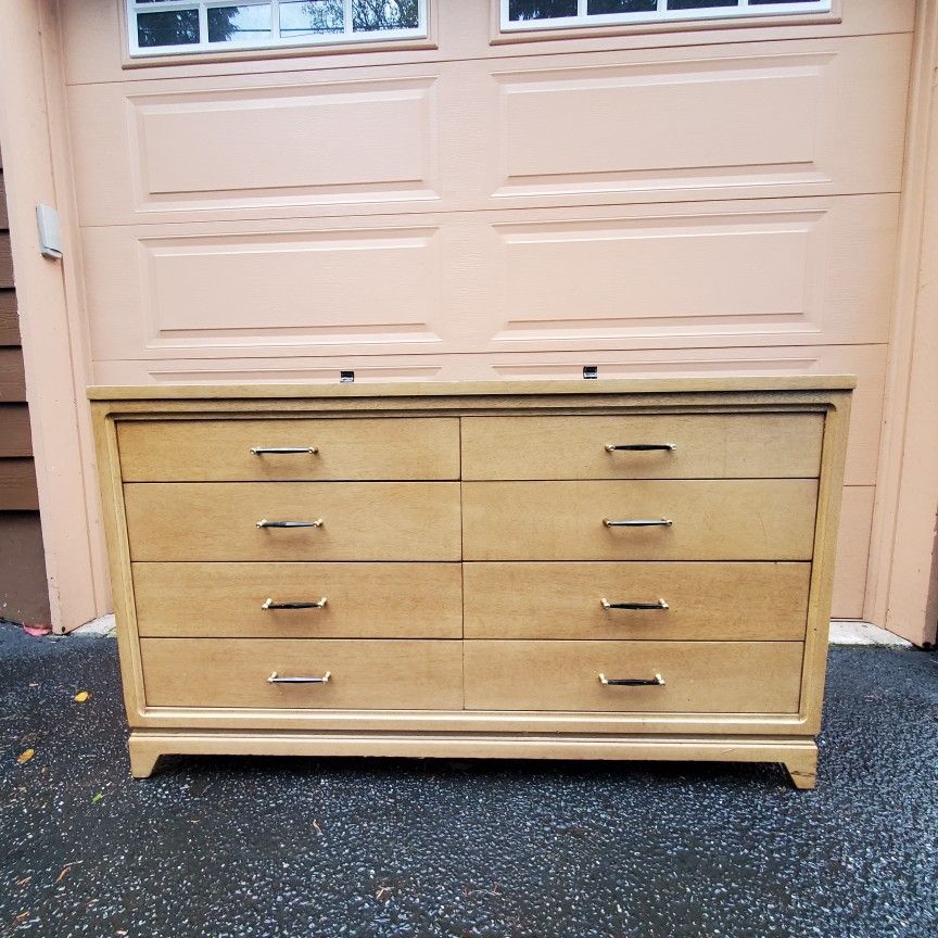 Beautiful Vintage Mid Century Modern Dresser/ TV Stand/ 8 Drawers Dresser. In Great Condition And Great Quality. And Mirror. Delivery Available
