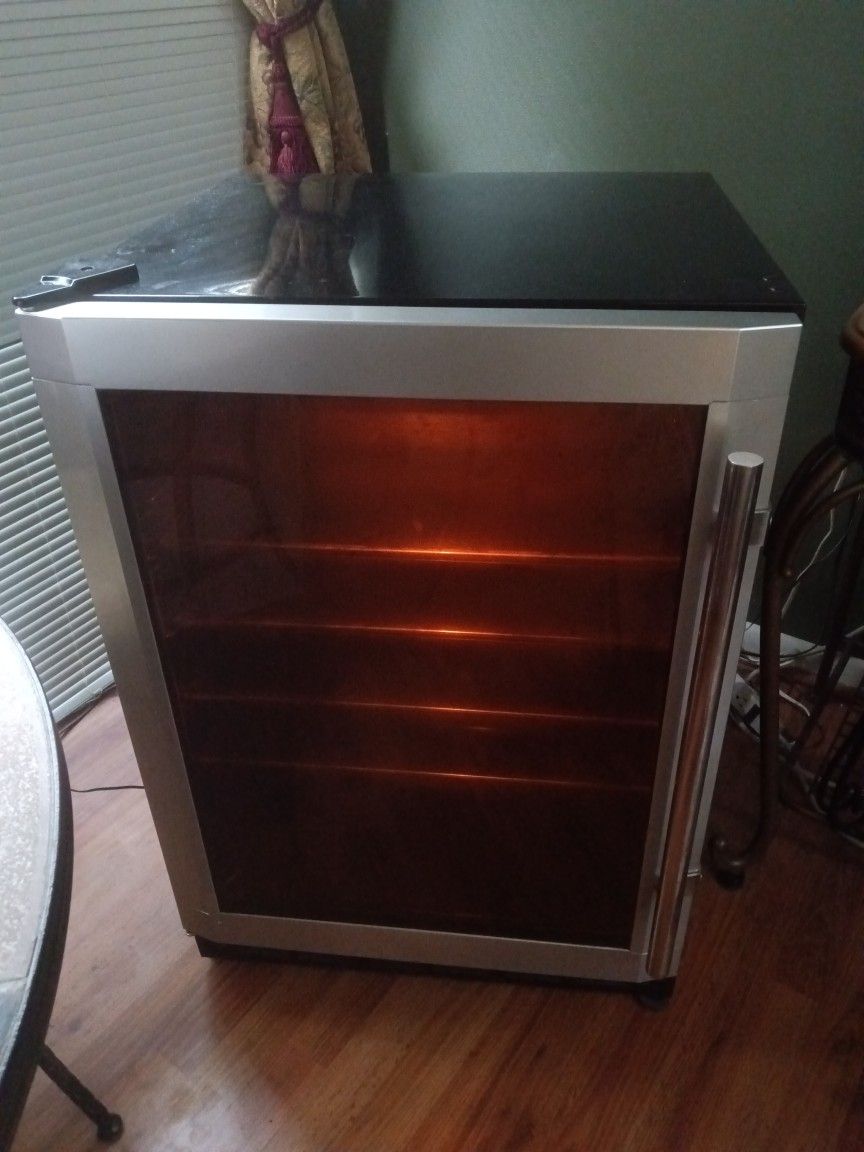 Magic Chef Beverage Cooler Perfect Mini Beer Fridge