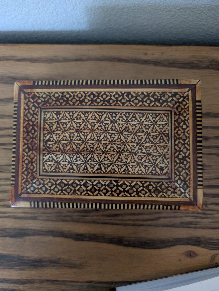 Antique Mosaic Mother of Pearl & Bone Inlay Handmade Decorated Box Pinwheel Design C.1900

