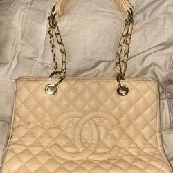 Cream handbag with gold accent