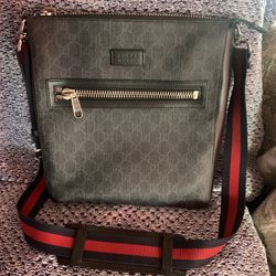 Gucci GG Black Medium Messenger Bag
