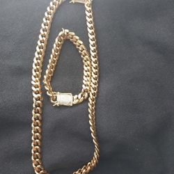 Beautiful 18k Gold Plated Chain Set With Bracelets 