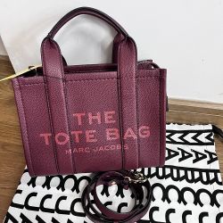 "Nylon/Acrylic

Champion "C" logo on the front

Adjustable"
