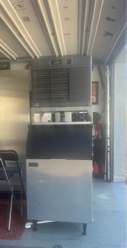 Lk New Restaurant Ice Machine. Works excellent!