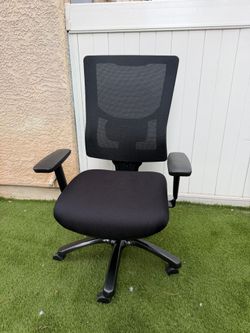 Black Mesh Back Office Chair with Armrests