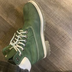 Size:10  |.  Color: Green And White| Used 