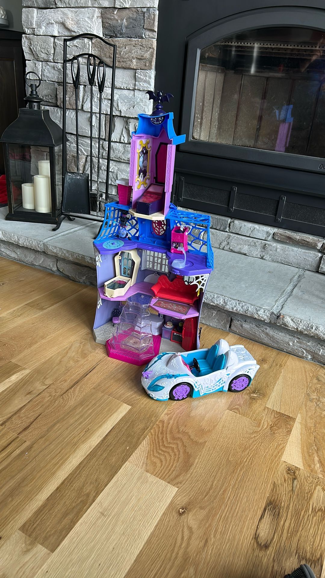 Disney Junior Vampirina Scare B&B Playset