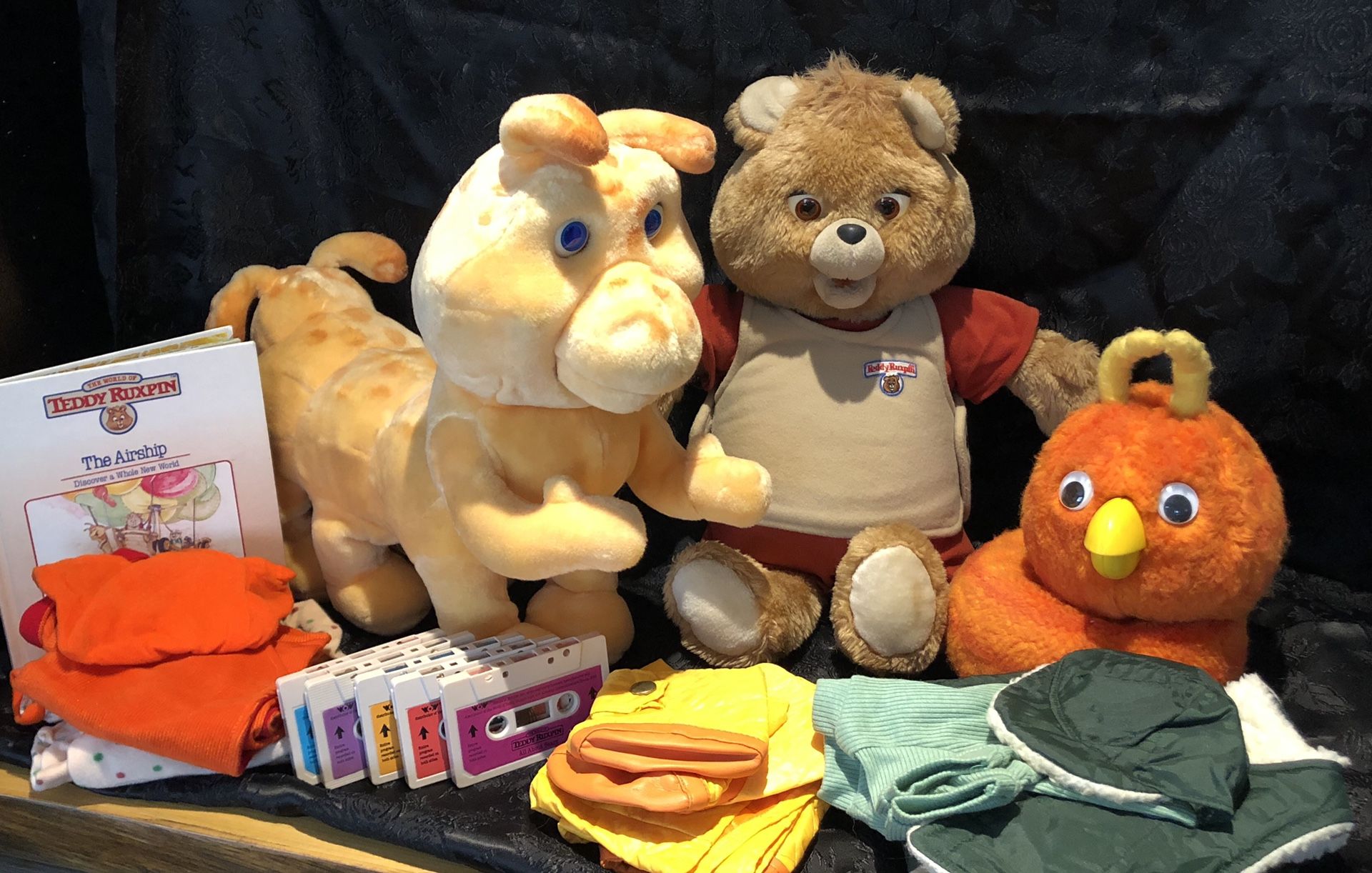 Teddy Ruxpin w/ Grubby, FOB, tapes & outfits