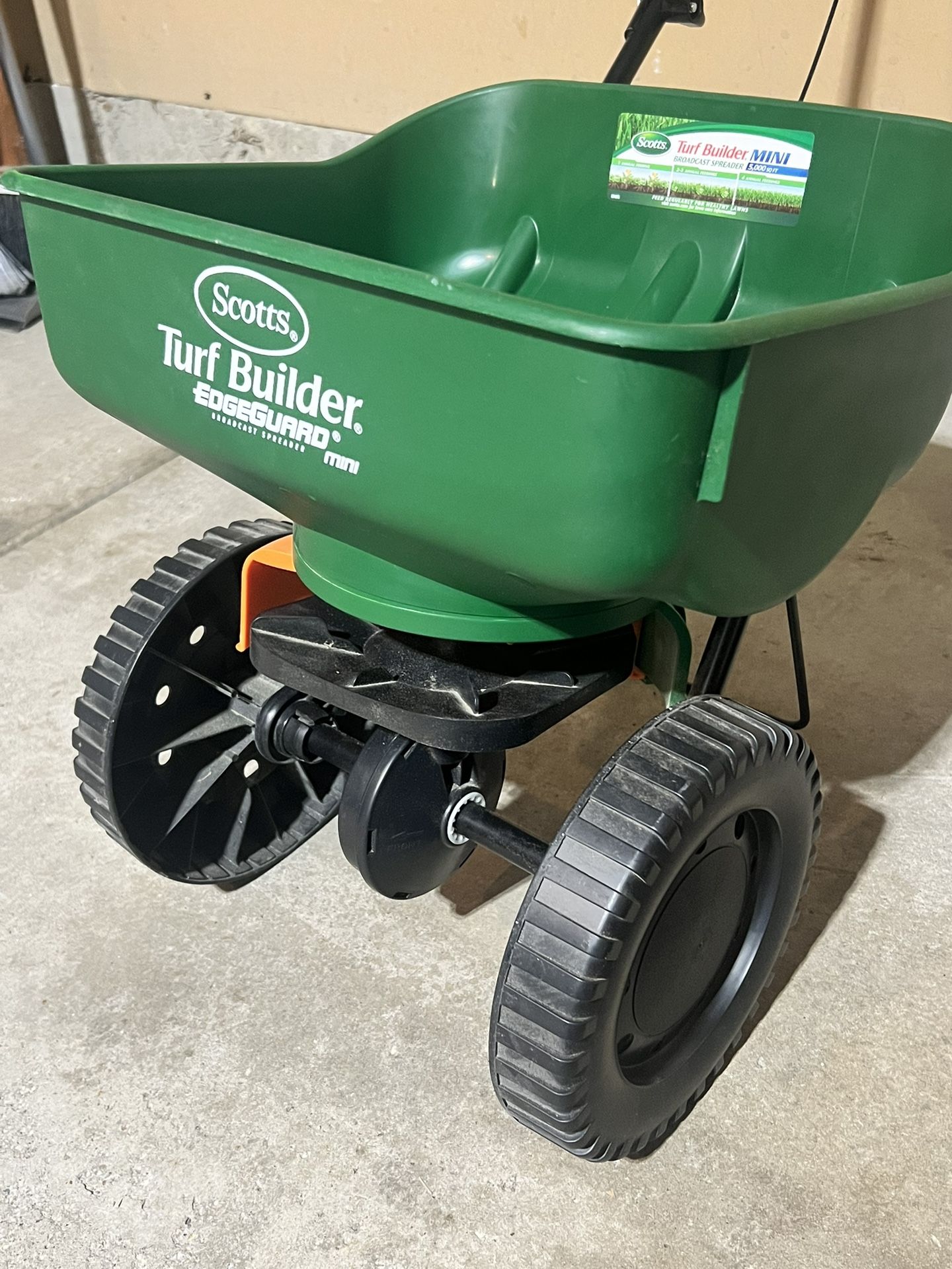 Scotts Turf Builder EdgeGuard Mini Broadcast Spreader