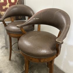 Wooden bar stool with swivel mechanism