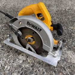 Dewalt 15 Amp Corded 7-1/4 in. Lightweight Circular Saw
