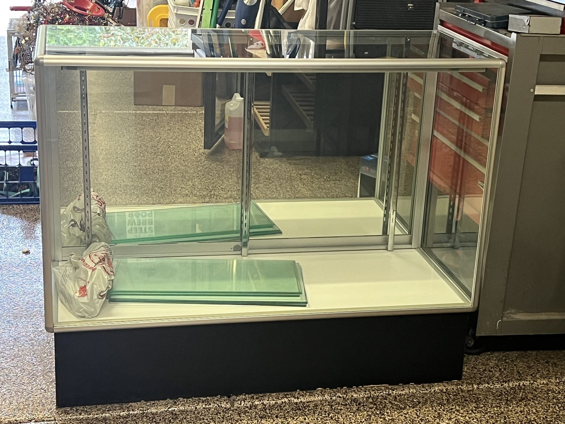 Business Display Cabinet W /Mirror Doors 4 Ft