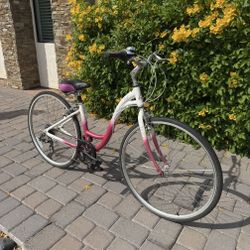 Fuji Womens Crosstown 4.0 Low Step Bicycle, 28-In Tires, 7-speed, 15.5 In Frame ,Seat Shock Absorber