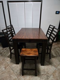 Wooden Table with 6 chairs & extended leaf