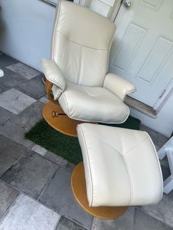 Recliner chair with Ottoman very nice no damage