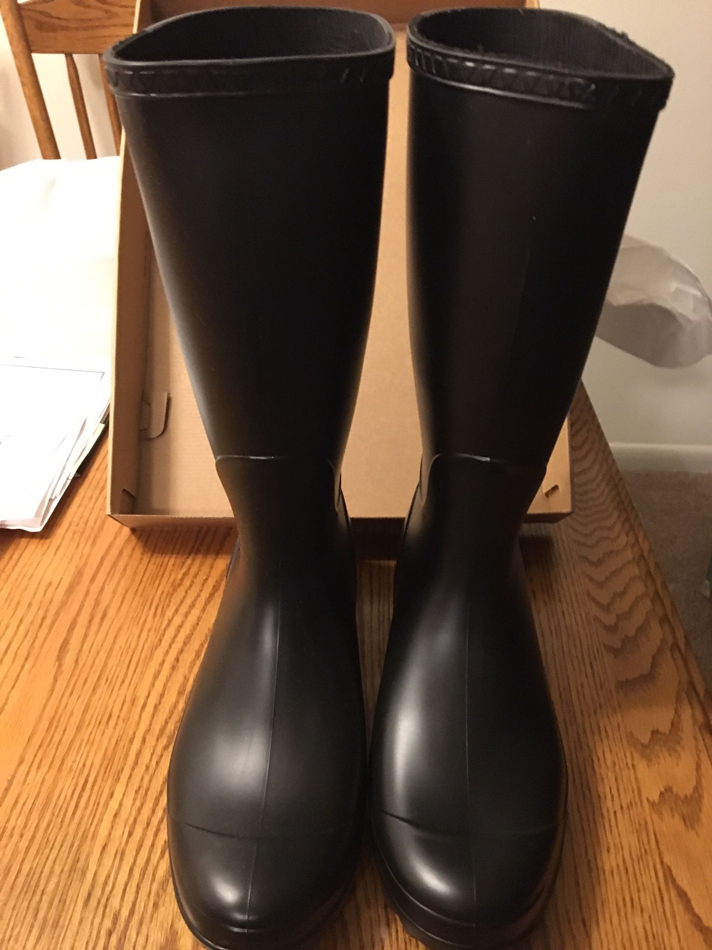 Brand new size 10 women’s UGG rain boot. Check out my other items I have for sale. Pick up in lombard