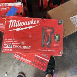 Milwaukee 1/4 crown narrow