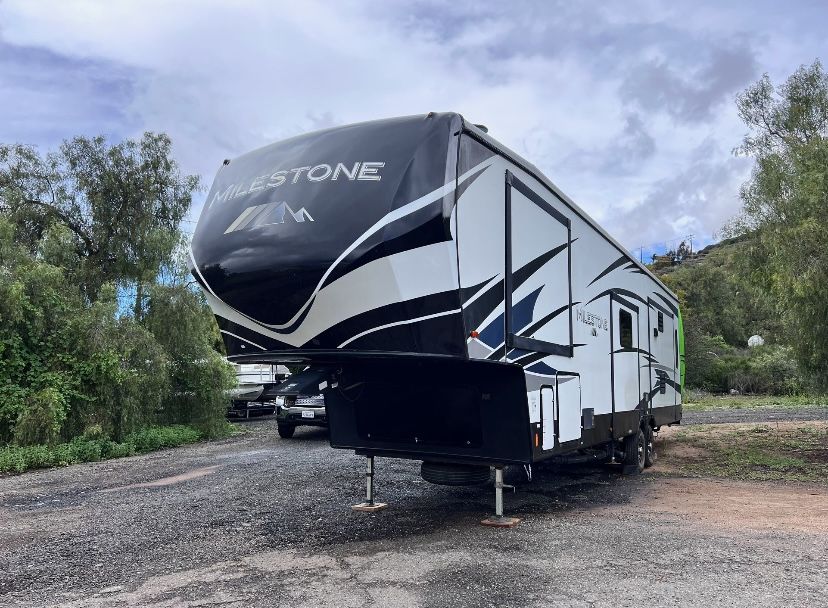 Milestone Heartland 2019 377mb Rv