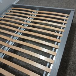 Queen size bedframe 
