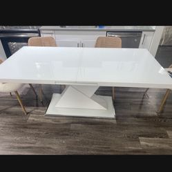 2k Table Selling $300 Moving To a Smaller Place 