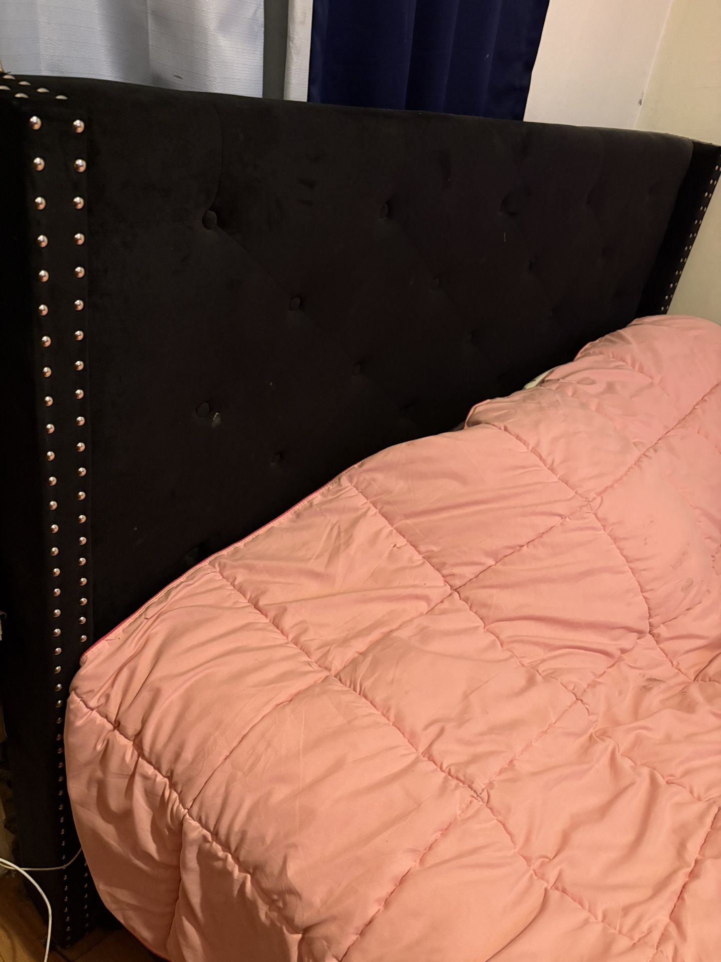 QUEENS SIZE BEDFRAME