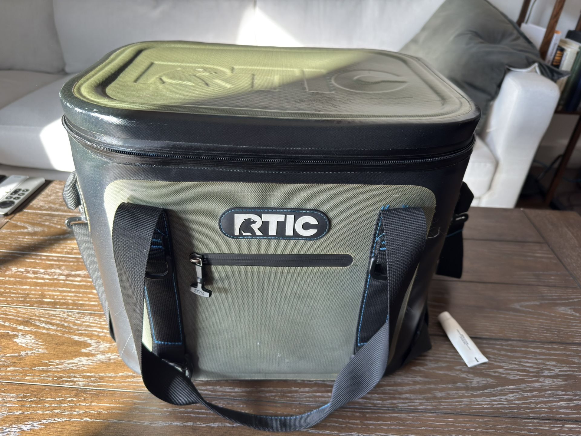RTIC Ultra-Tough 30-Can Soft Pack Cooler (BROKEN ZIPPER) 