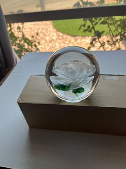 Vintage DYNASTY GALLERY white flower with Green Leaves Art Glass Paperweight