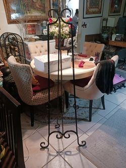 5 FT GORGEOUS STAND PUT PIC ETC ON IT 20 FIRM