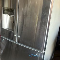 Refrigerator With Ice Maker And Water Dispenser 