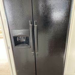 Frigidaire Side-by-Side Refrigerator – Black – Ice & Water – Works Great