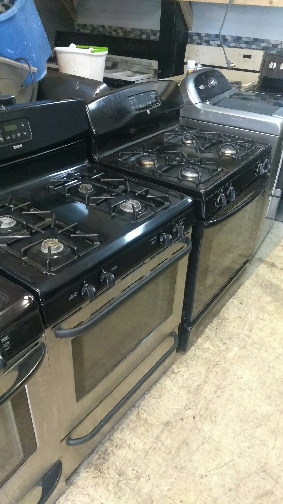 Blk stainless gas stove.