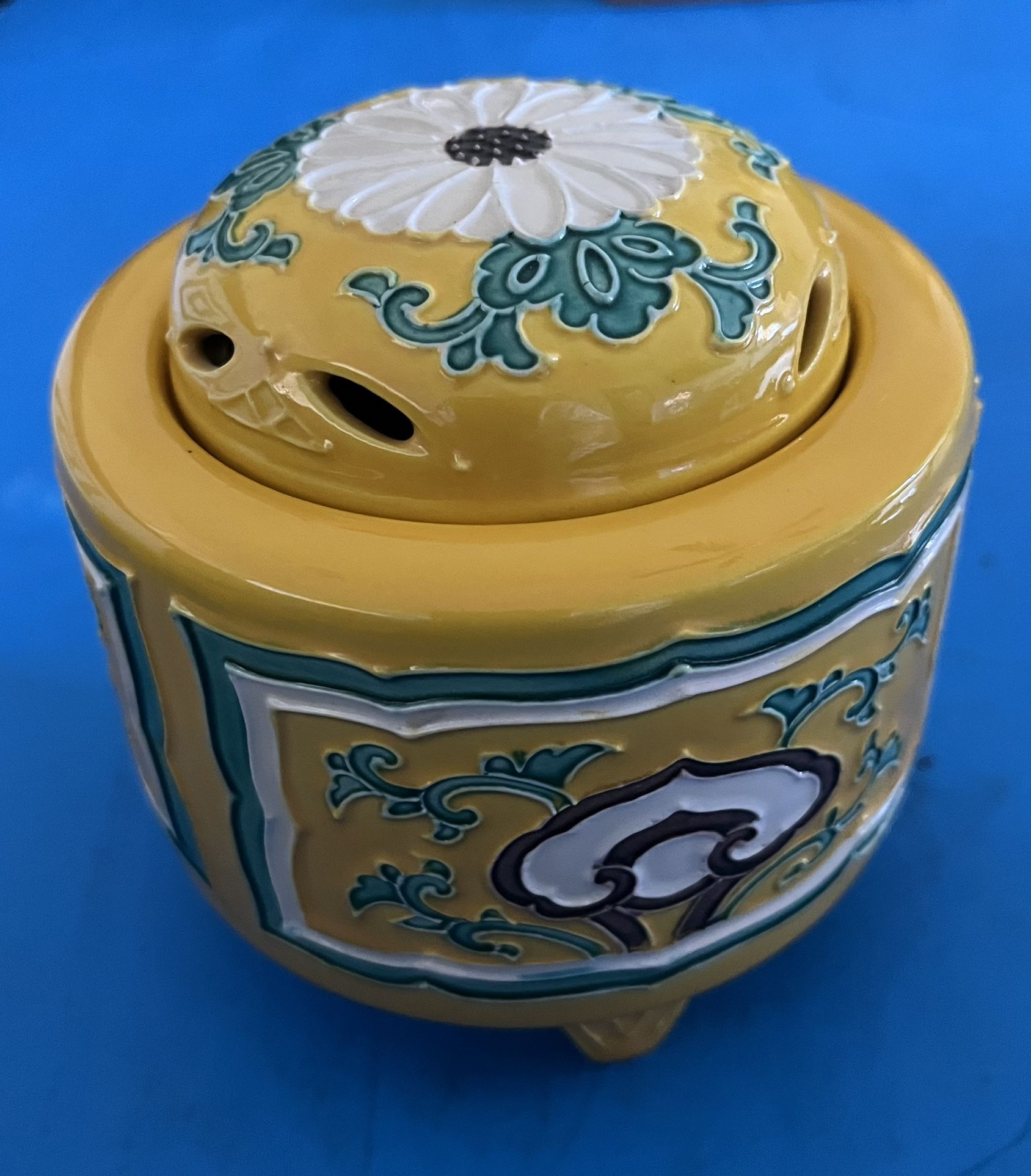 New Japanese Kyo Pottery Yellow Cochin Incense Buner By AKAZAWA ROSEKI with case