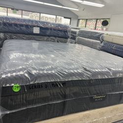 KING SIZE SIMMONS BEAUTYREST BLACK SERIES 3 (PLUSH) PILLOW TOP MATTRESS & BOX SPRINGS BED SET