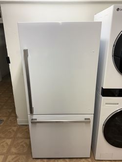 HISENSE BOTTOM/FREEZER REFRIGERATOR . 