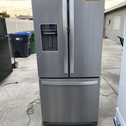 Whirlpool beautiful stainless steel refrigerator French door everything works perfectly first come first served Whirlpool 