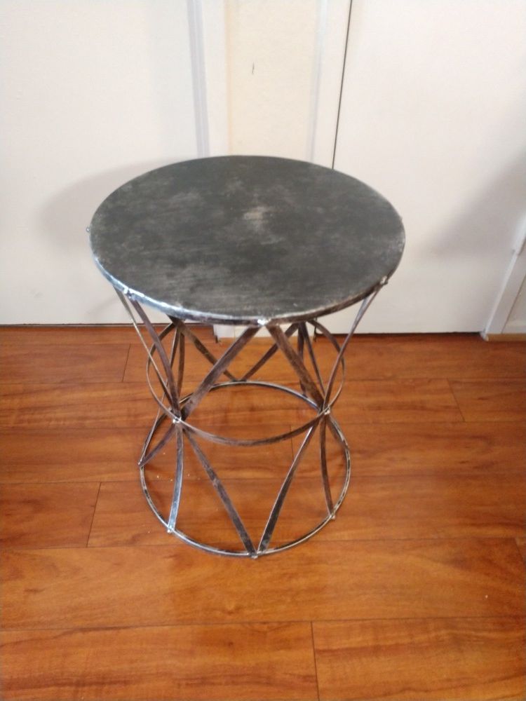 Metal round patio end table