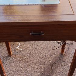 Sewing Machine With Hideaway Desk