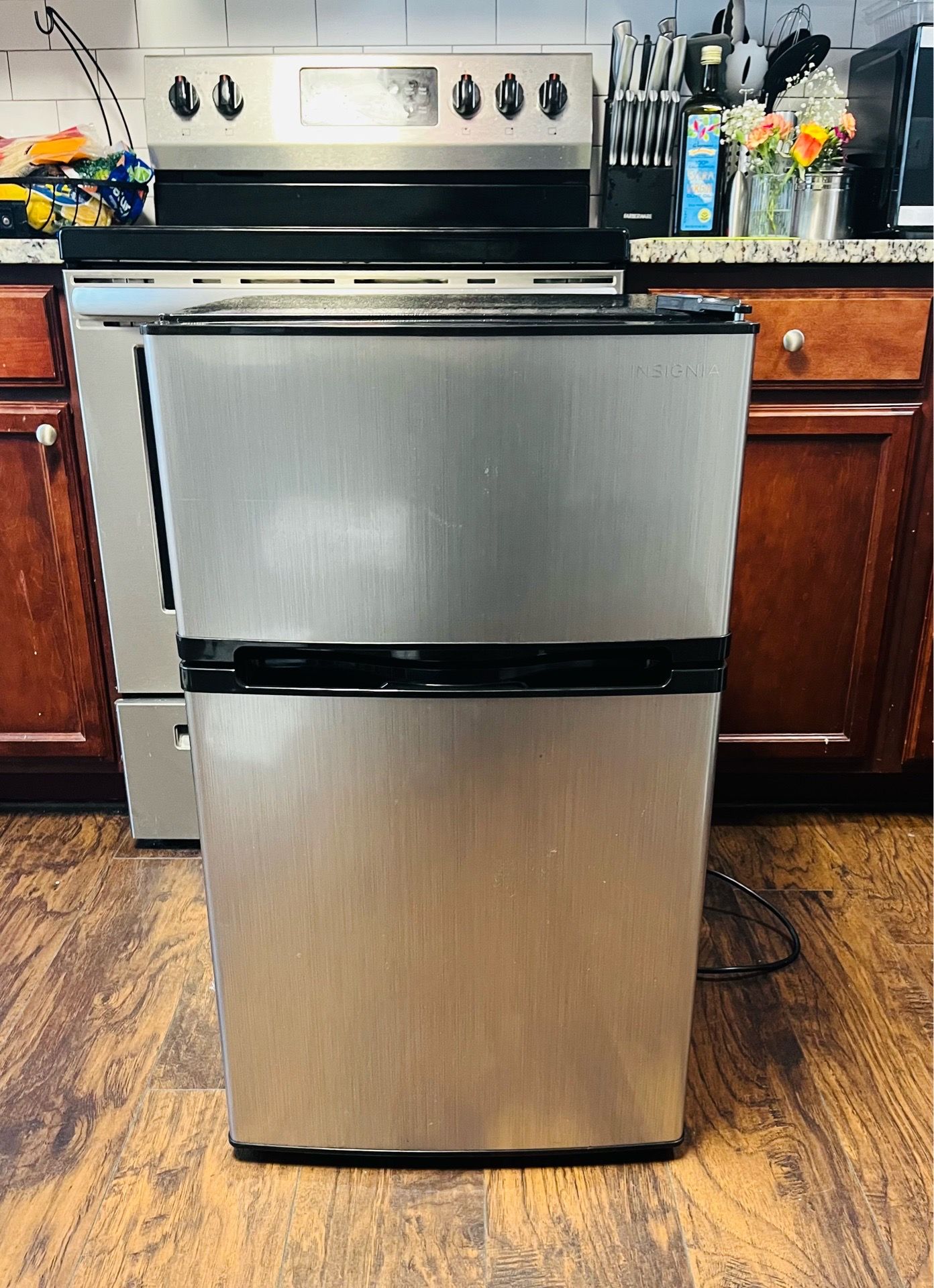 Mini fridge with freezer