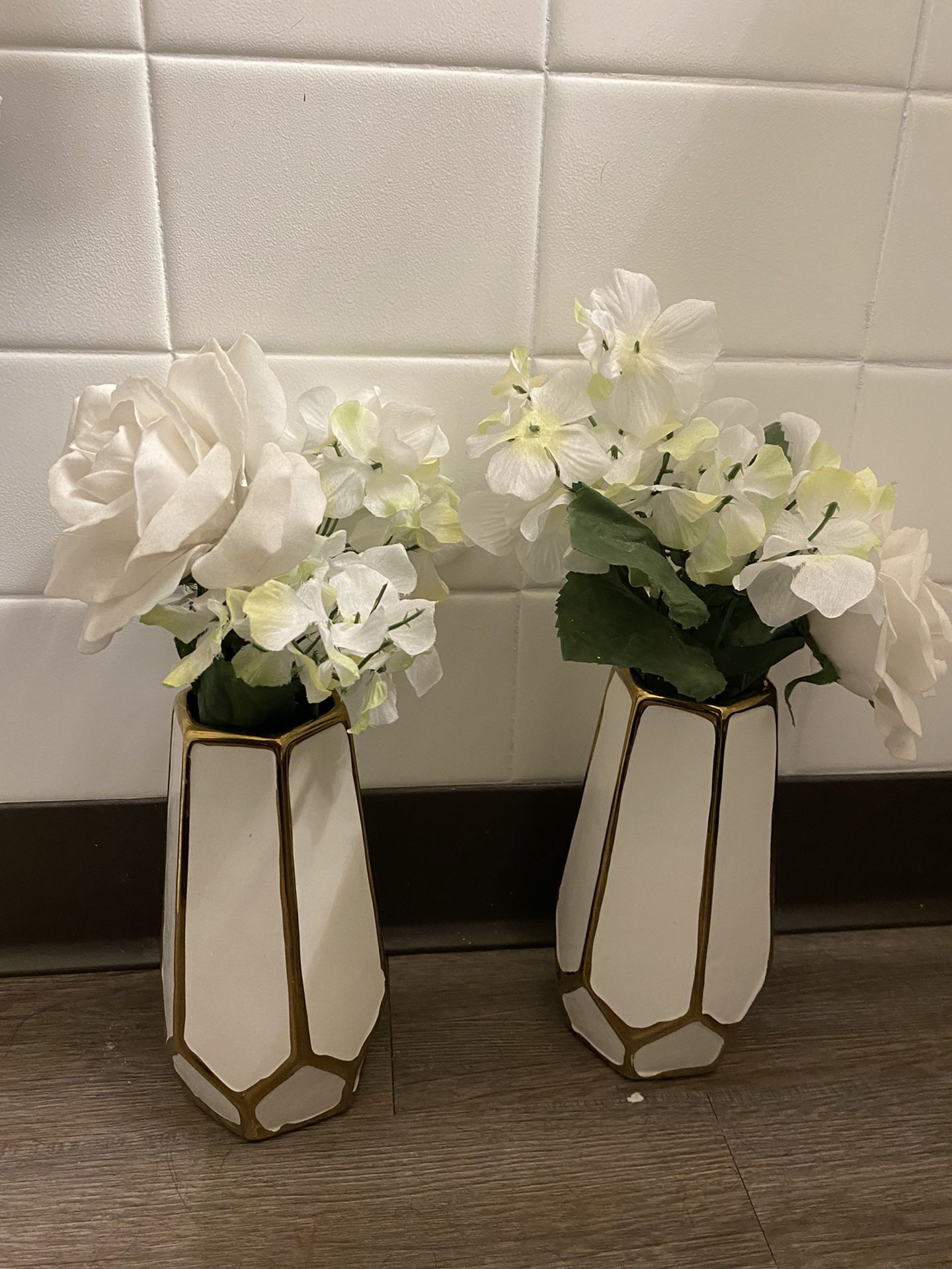 2 Flower vases