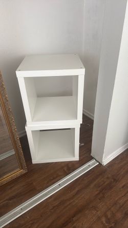 2 white cube shelf’s