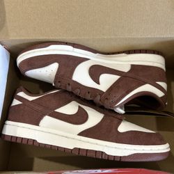 Woman’s Nike Dunks 7.5 Never Worm