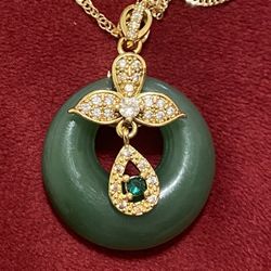 Green Jade Elegant Pendant Necklace 